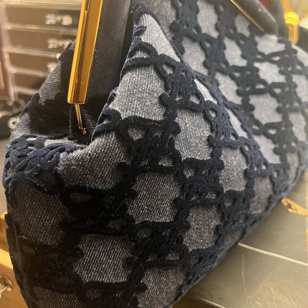 Fendi First Medium
Blue denim bag - Picture 14 of 15